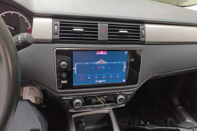 Used Qoros 3 2016 Sedan 1.6L Automatic Zhiyue Model Audio And AC Panel