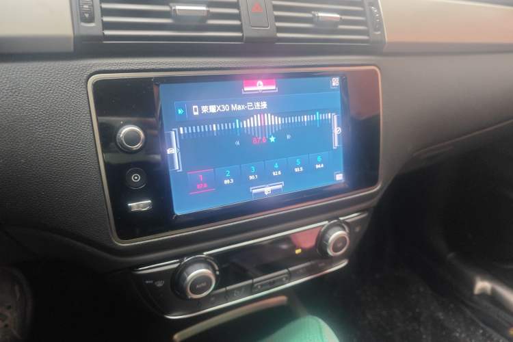 Used Qoros 3 2016 Sedan 1.6L Automatic Zhiyue Model Audio And AC Panel