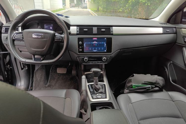 Used Qoros 3 2016 Sedan 1.6L Automatic Zhiyue Model Center Console