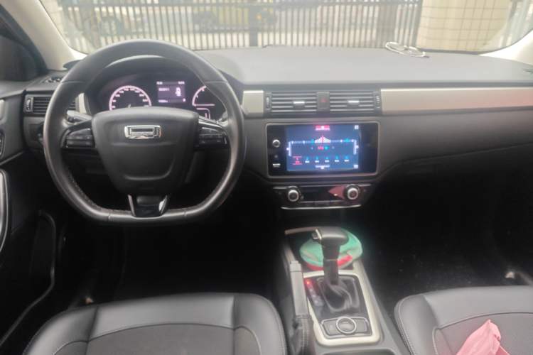Used Qoros 3 2016 Sedan 1.6L Automatic Zhiyue Model Center Console