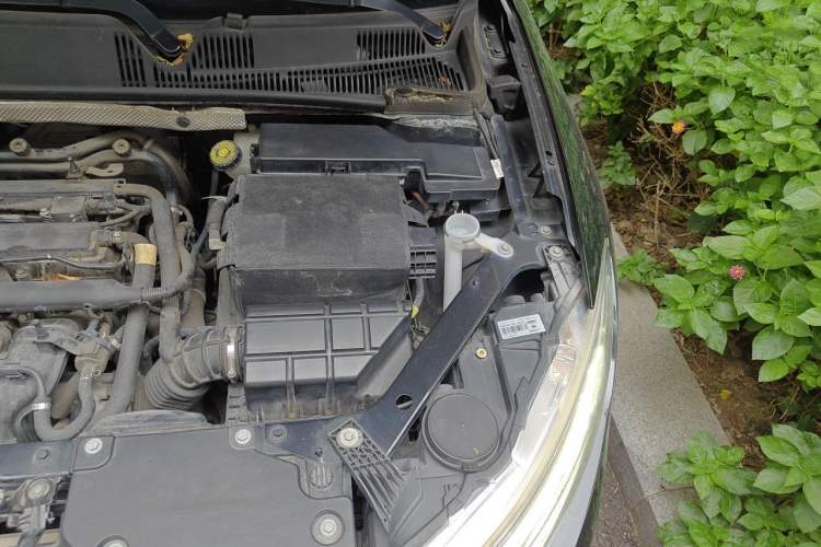 Used Qoros 3 2016 Sedan 1.6L Automatic Zhiyue Model Engine Bay Left
