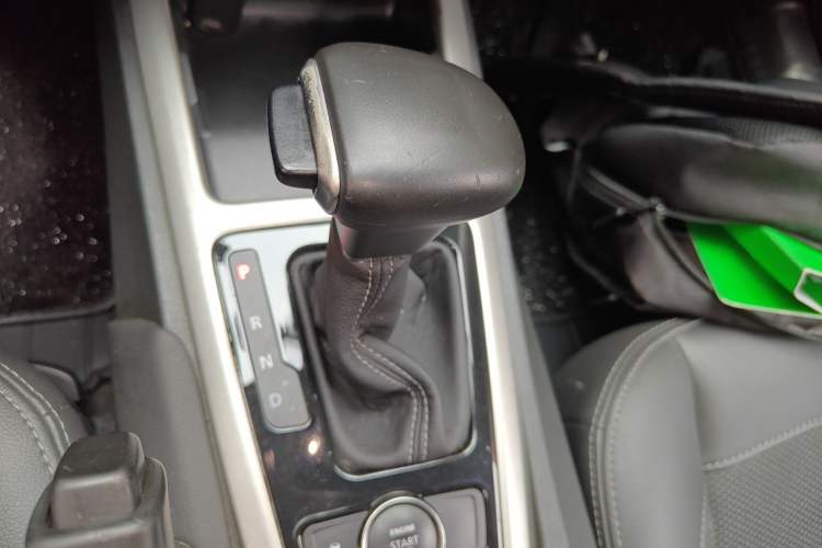Used Qoros 3 2016 Sedan 1.6L Automatic Zhiyue Model Gear Lever
