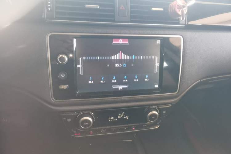 Used Qoros 3 2016 Sedan 1.6T Automatic ZhiZhen Model Audio And AC Panel