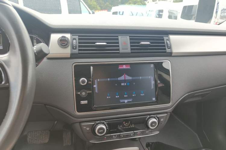 Used Qoros 3 2016 Urban SUV 1.6T Automatic Zhiyue Model Audio And AC Panel
