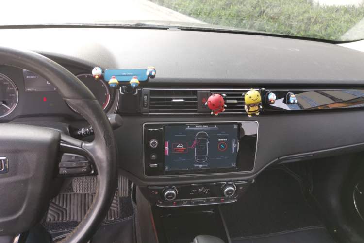 Used Qoros 3 2016 Sedan 1.6T Automatic ZhiZhen Model Audio And AC Panel