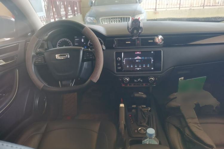 Used Qoros 3 2016 Sedan 1.6T Automatic ZhiZhen Model Center Console