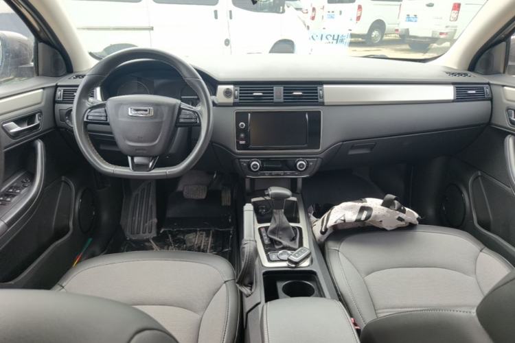 Used Qoros 3 2016 Urban SUV 1.6T Automatic Zhiyue Model Center Console