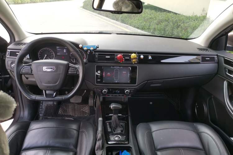 Used Qoros 3 2016 Sedan 1.6T Automatic ZhiZhen Model Center Console