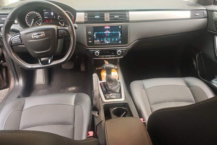 Used Qoros 3 2016 Sedan 1.6L Automatic Zhiyue Model Center Console