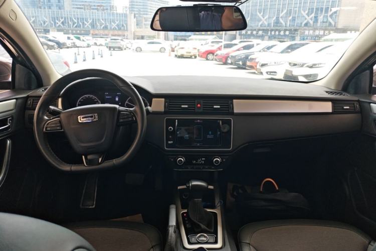 Used Qoros 3 2016 Urban SUV 1.6T Automatic Zhiyue Model Center Console