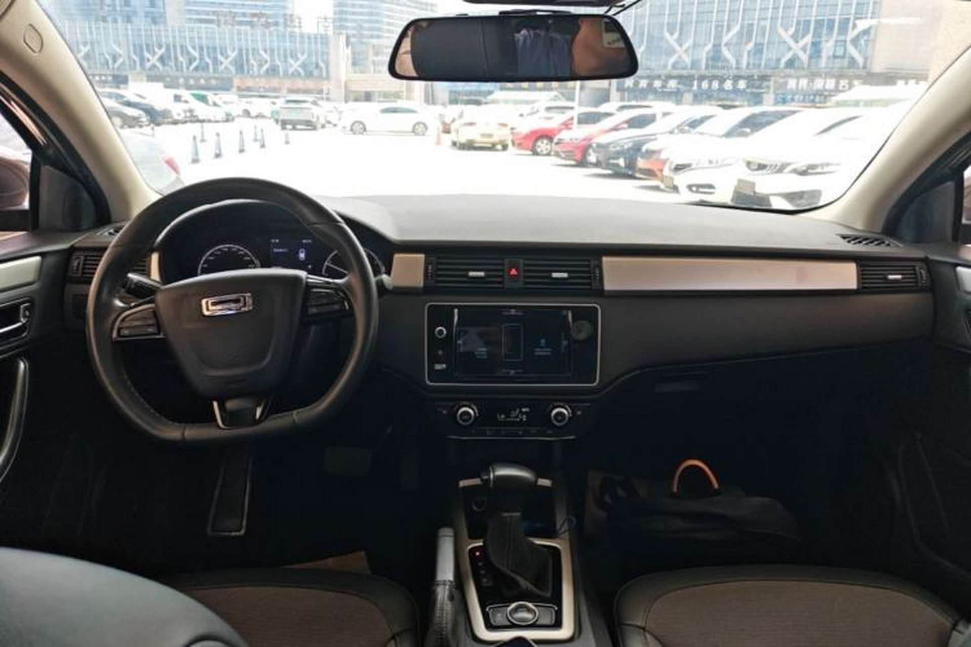 Used Qoros 3 2016 Urban SUV 1.6T Automatic Zhiyue Model Center Console