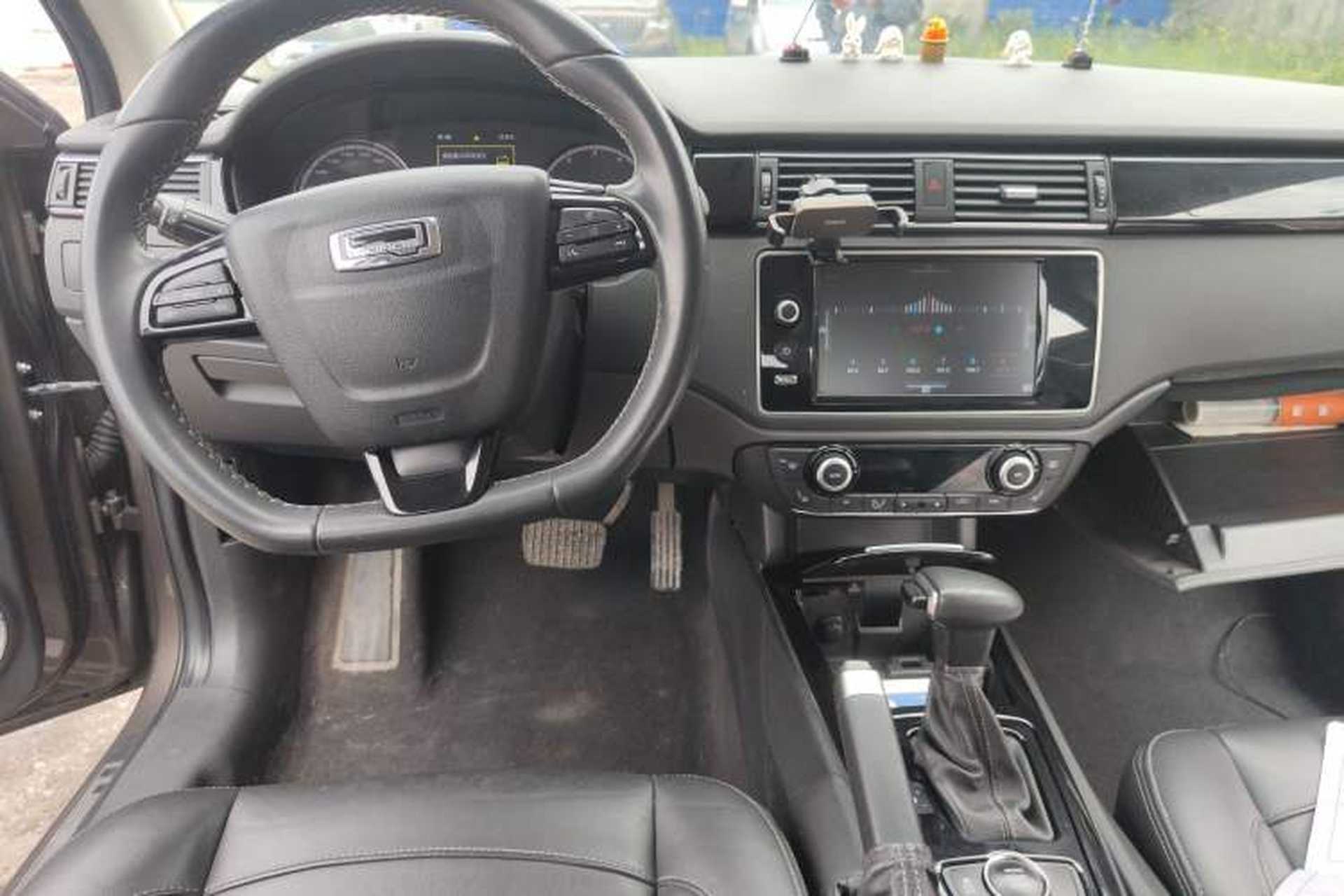 Used Qoros 3 2016 Sedan 1.6T Automatic ZhiZhen Model Center Console