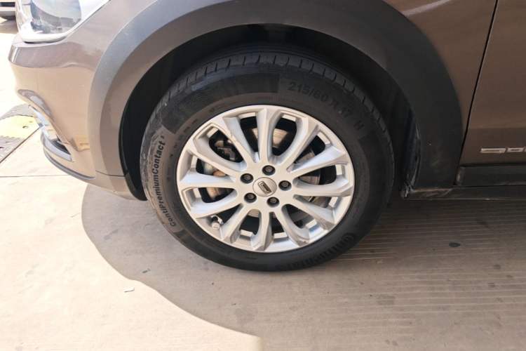 Used Qoros 3 2016 Urban SUV 1.6T Automatic Zhiyue Model Exterior 4