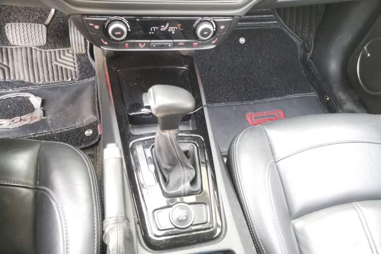 Used Qoros 3 2016 Sedan 1.6T Automatic ZhiZhen Model Gear Lever