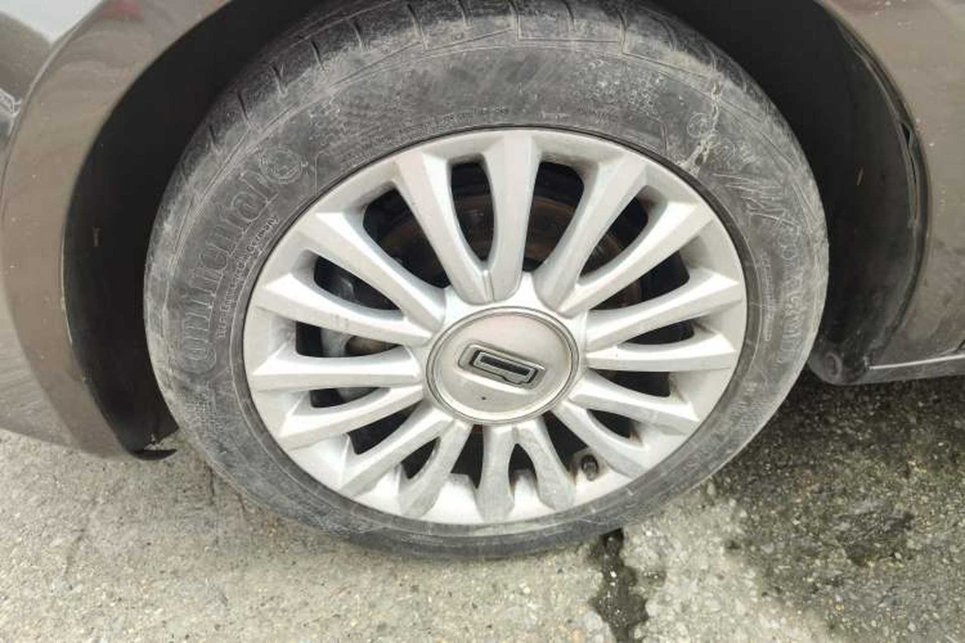 Used Qoros 3 2016 Sedan 1.6T Automatic ZhiZhen Model Left Front Wheel Hub