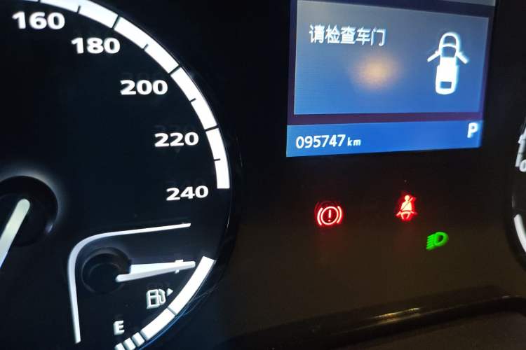 Used Qoros 3 2016 Hatchback 1.6T Automatic ZhiKu Model Odometer Close Up