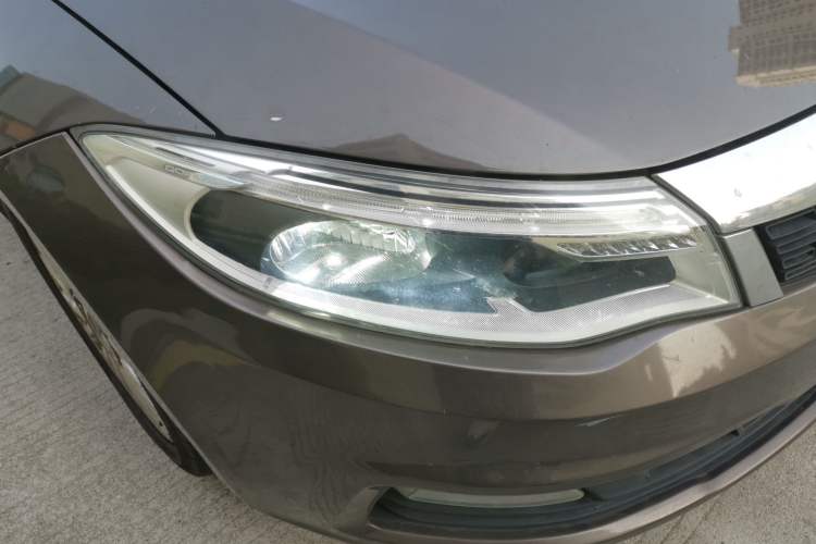 Used Qoros 3 2016 Sedan 1.6T Automatic ZhiZhen Model Right Front Headlight