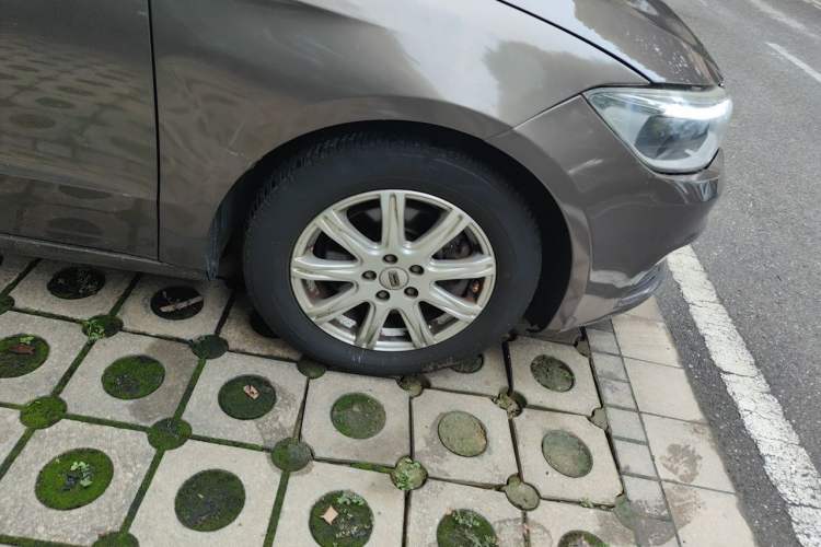 Used Qoros 3 2016 Sedan 1.6L Automatic Zhiyue Model Right Front Wheel Hub