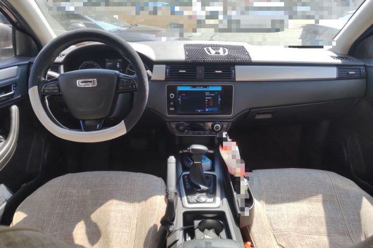 Used Qoros 3 2016 Urban SUV 1.6T Automatic Zhiyue Model Center Console