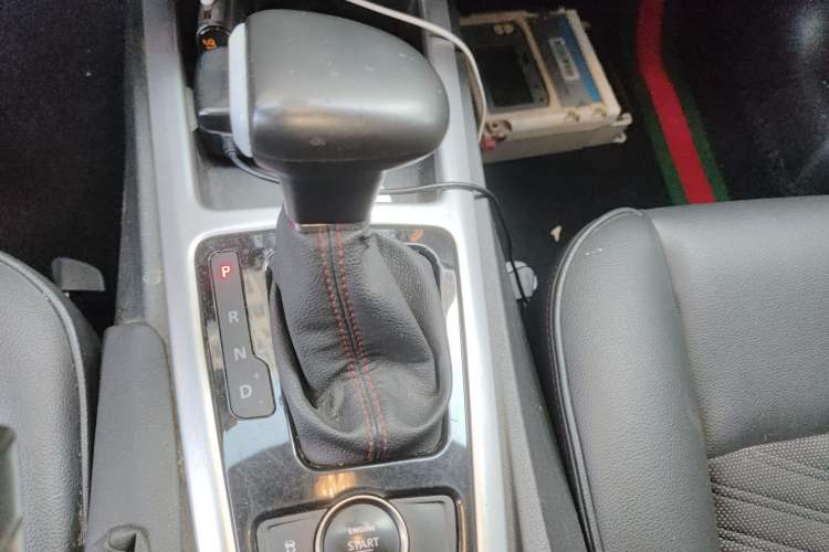 Used Qoros 3 2016 Hatchback 1.6T Automatic ZhiKu Model Gear Lever