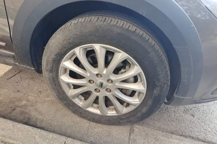 Used Qoros 3 2016 Urban SUV 1.6T Automatic Zhiyue Model Right Front Wheel Hub