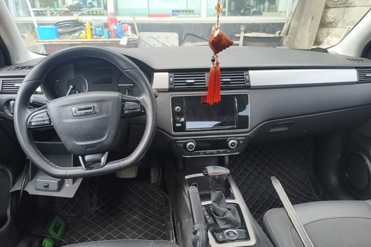 Used Qoros 3 2016 Sedan 1.6L Automatic Zhiyue Model Center Console