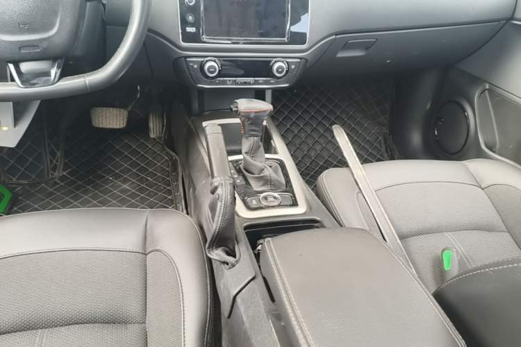 Used Qoros 3 2016 Sedan 1.6L Automatic Zhiyue Model Gear Lever