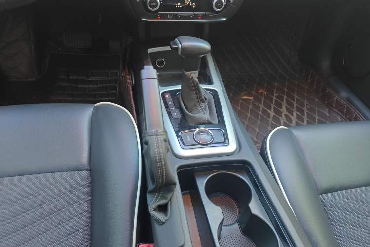 Used Qoros 3 2016 Hatchback 1.6L Automatic Zhiyue Model Gear Lever