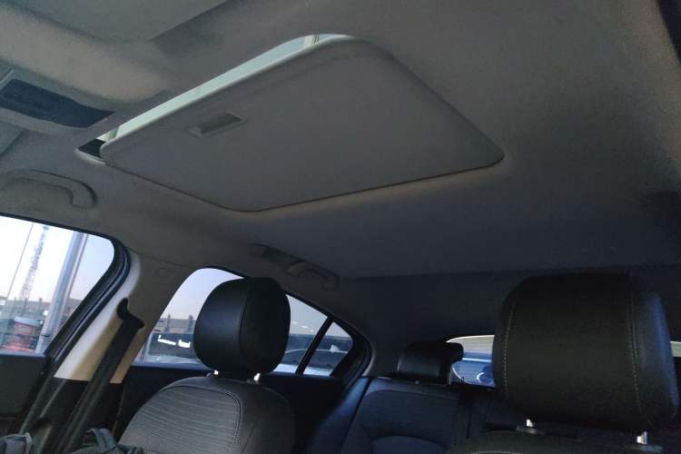 Used Qoros 3 2016 Urban SUV 1.6T Automatic Zhiyue Model Headliner