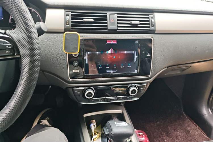 Used Qoros 3 2016 Sedan 1.6L Automatic Zhiyue Model Audio And AC Panel