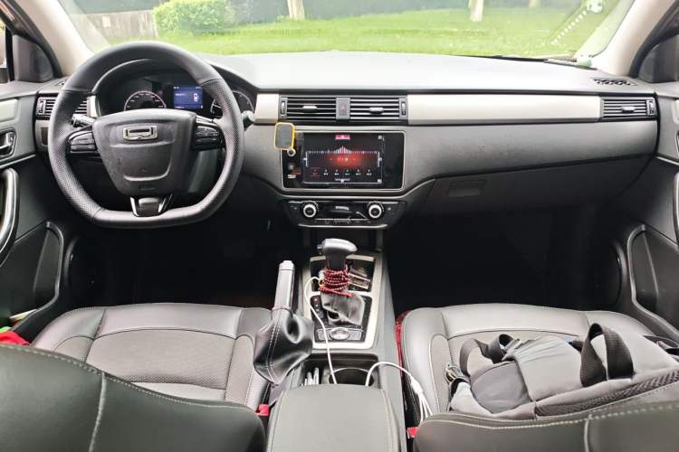 Used Qoros 3 2016 Sedan 1.6L Automatic Zhiyue Model Center Console