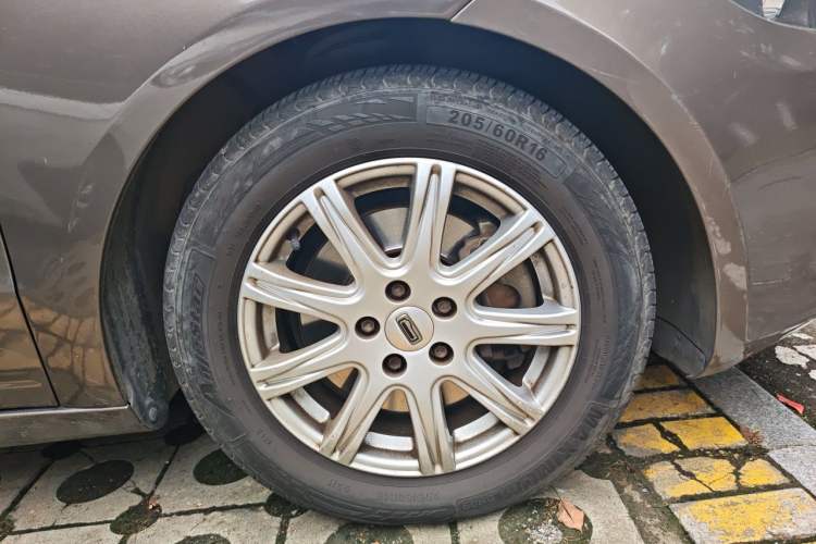 Used Qoros 3 2016 Sedan 1.6L Automatic Zhiyue Model Right Front Wheel Hub
