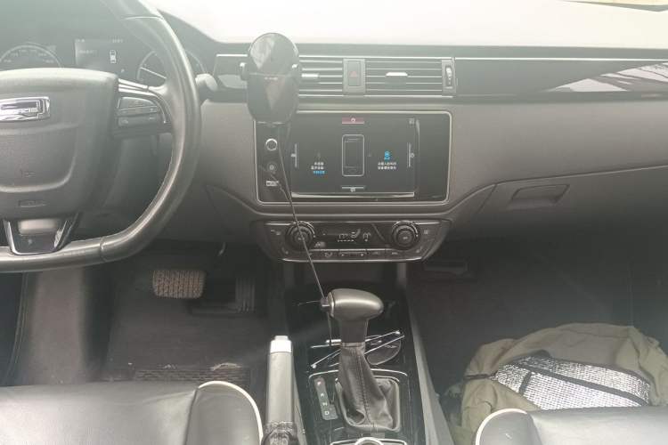 Used Qoros 3 2016 Hatchback 1.6T Automatic ZhiZhen Model Audio And AC Panel