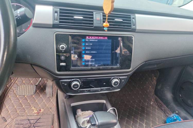Used Qoros 3 2016 Urban SUV 1.6T Automatic Zhiyue Model Audio And AC Panel