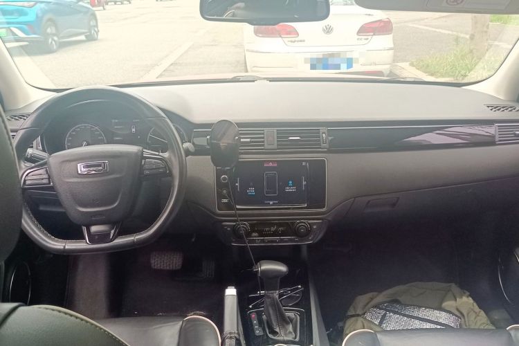 Used Qoros 3 2016 Hatchback 1.6T Automatic ZhiZhen Model Center Console