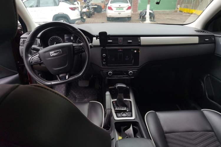 Used Qoros 3 2016 Hatchback 1.6L Automatic Zhiyue Model Center Console