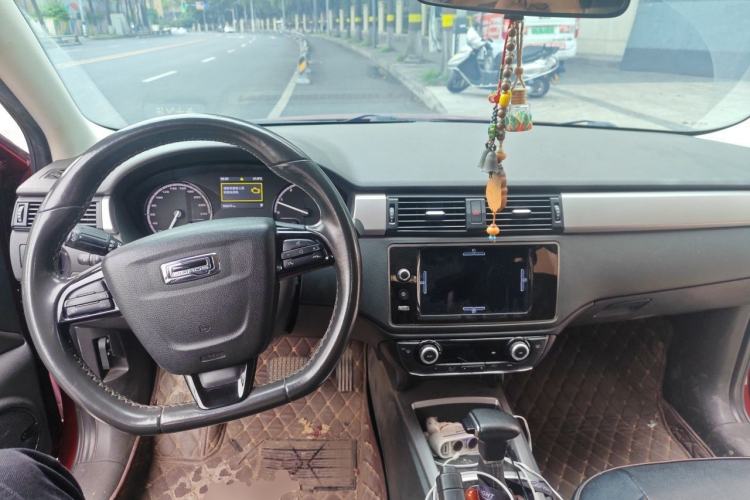 Used Qoros 3 2016 Urban SUV 1.6T Automatic Zhiyue Model Center Console