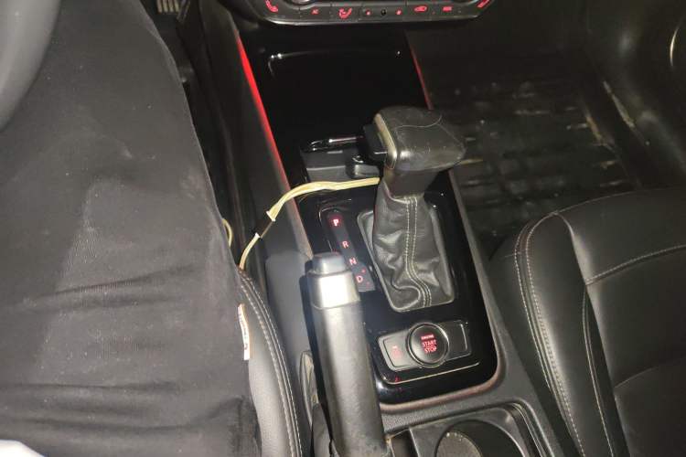 Used Qoros 3 2016 Sedan 1.6T Automatic ZhiKu Model Gear Lever