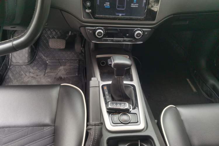 Used Qoros 3 2016 Hatchback 1.6L Automatic Zhiyue Model Gear Lever