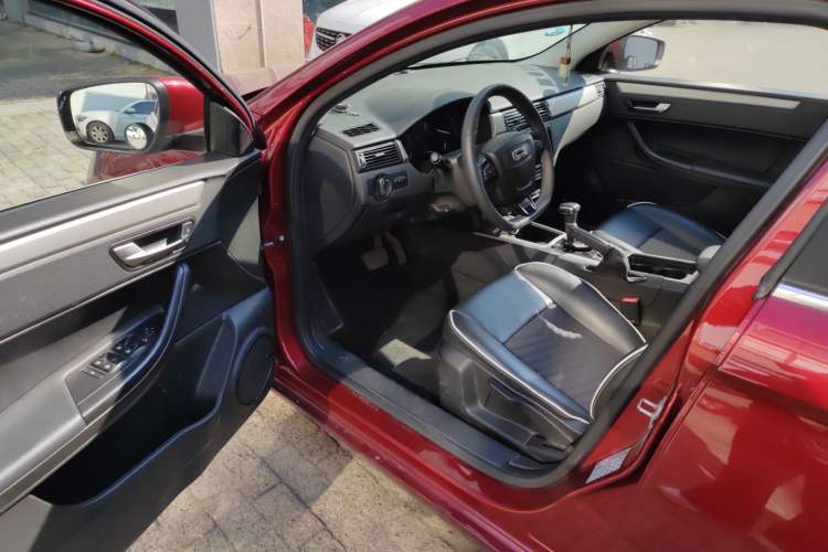 Used Qoros 3 2016 Hatchback 1.6L Automatic Zhiyue Model Interior 2