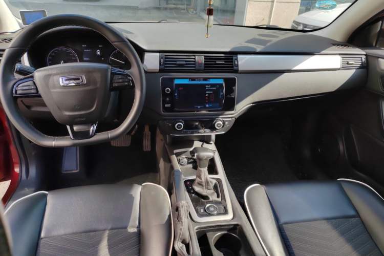 Used Qoros 3 2016 Hatchback 1.6L Automatic Zhiyue Model Interior 3