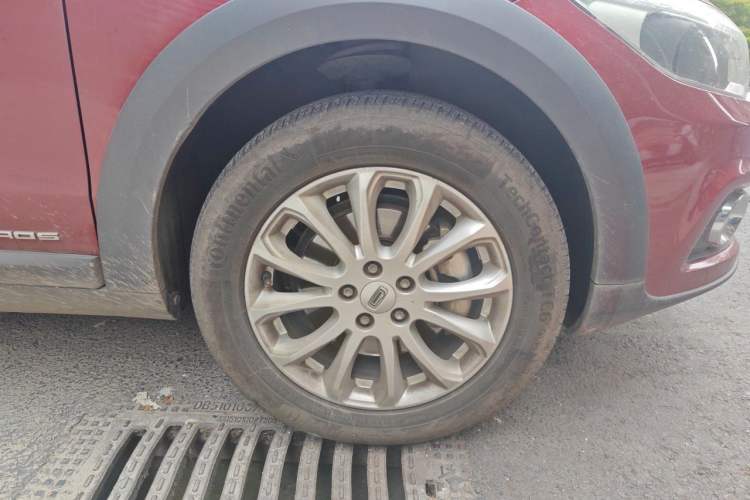 Used Qoros 3 2016 Urban SUV 1.6T Automatic Zhiyue Model Right Front Wheel Hub