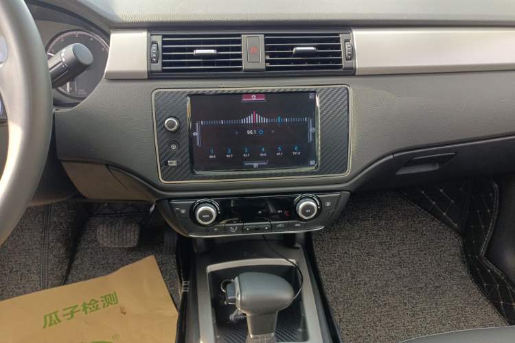 Used Qoros 3 2016 Urban SUV 1.6T Automatic Zhiyue Model Audio And AC Panel