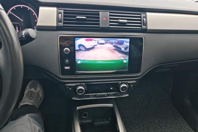 Used Qoros 3 2016 Urban SUV 1.6T Automatic Zhiyue Model Audio And AC Panel