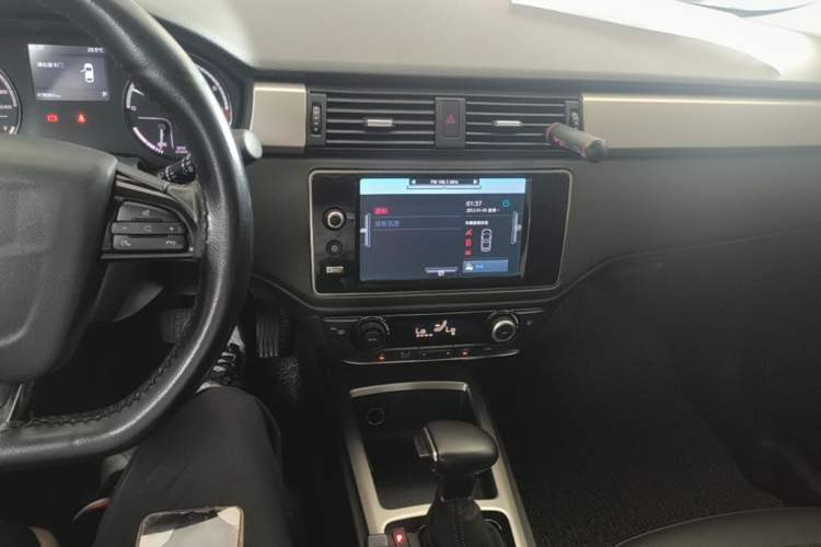Used Qoros 3 2016 Urban SUV 1.6T Automatic Zhiyue Model Audio And AC Panel