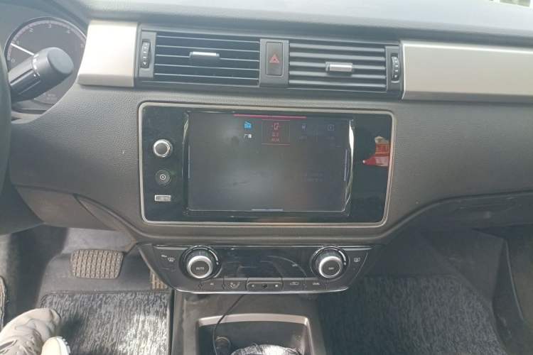 Used Qoros 3 2016 Urban SUV 1.6T Automatic Zhiyue Model Audio And AC Panel