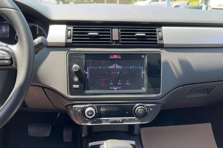 Used Qoros 3 2016 Urban SUV 1.6T Automatic Zhiyue Model Audio And AC Panel
