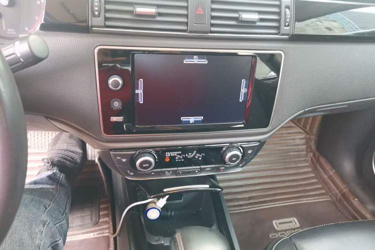 Used Qoros 3 2016 Sedan 1.6T Automatic ZhiZhen Model Audio And AC Panel