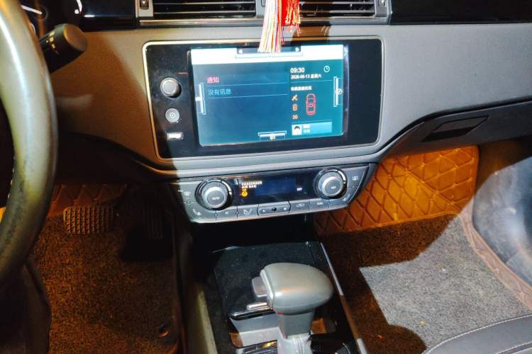 Used Qoros 3 2016 Urban SUV 1.6T Automatic ZhiZhen Model Audio And AC Panel