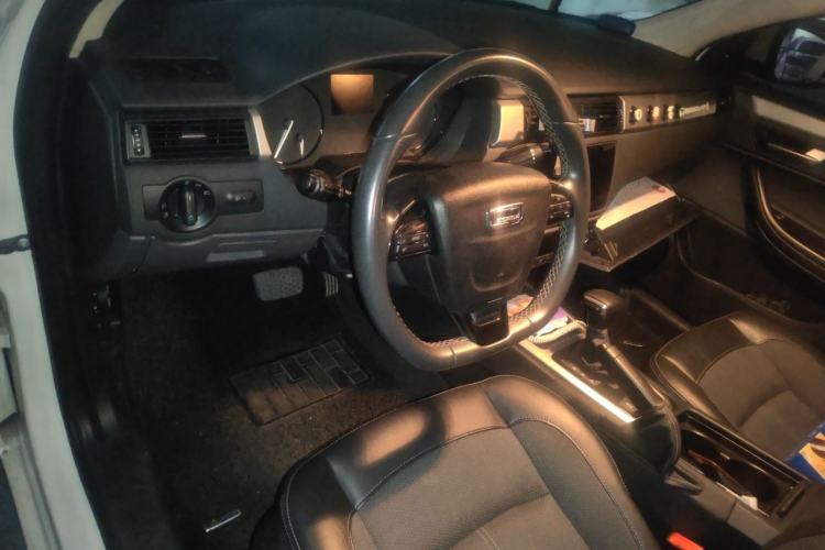 Used Qoros 3 2016 Sedan 1.6L Automatic Zhiyue Model Center Console